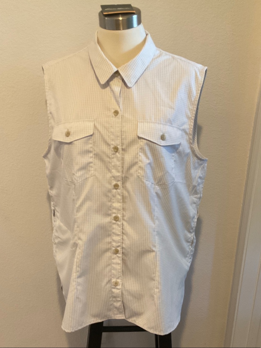 NWT. Eddie Bauer White Sleeveless Button-Front Utility Shirt